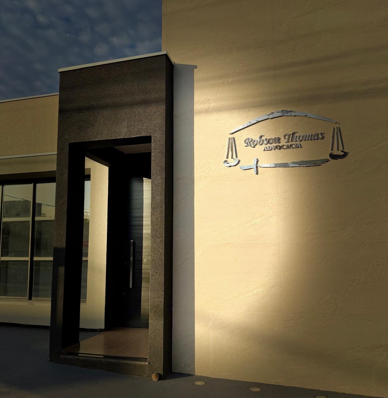 Entrada do escritório com a identificação Robson Thomas Advocacia
