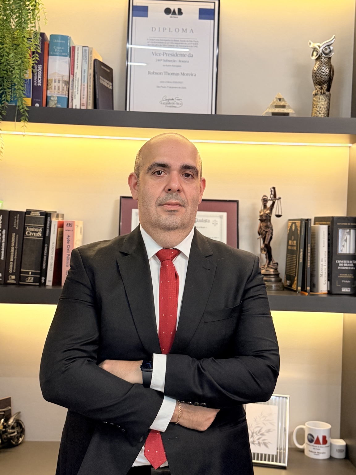 Advogado Robson Thomas em seu escritório